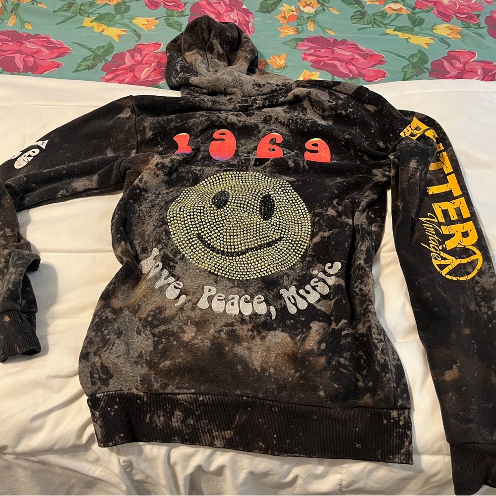 Butter hoodie large graphic zipper front side pockets. Smiley face retro print